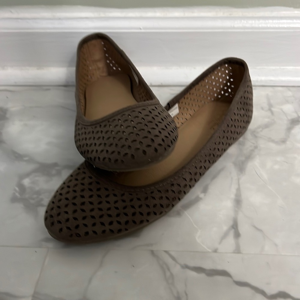 Universal Threads tan flats